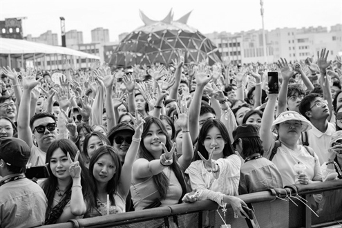 多起涉演唱会票务的诈骗案件显示,受骗群体以年轻人为主。图为7月12日,在2025新疆超级草莓音乐节现场,观众与演员互动。新华社发